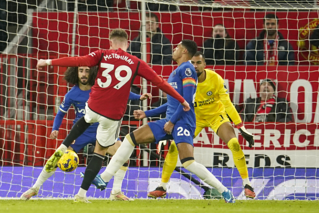 O jogador do Manchester United Scott McTominay (nº 39) marcou o primeiro gol do time na partida da 15ª rodada da temporada 2023-2024 da Premier League inglesa contra o Chelsea, que foi disputada no Old Trafford Stadium, em Manchester, Inglaterra, no dia 7 deste mês. .  Notícias Yonhap