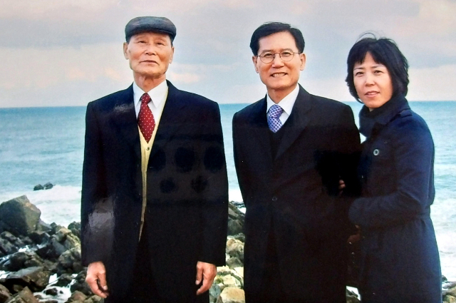 아버지 사촌 결혼식 때 울산 바닷가. 구지영 씨 친할아버지 고(故) 구갑세(맨 왼쪽) 씨와 부모님. 구지영 씨 제공