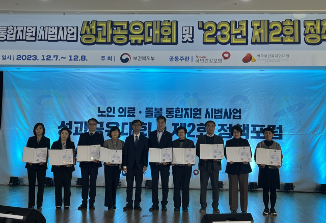 의성군 관계자가 