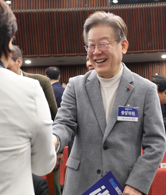 더불어민주당 이재명 대표가 7일 국회에서 열린 중앙위원회에 입장하고 있다. 연합뉴스