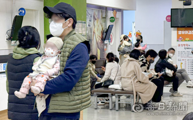 7일 대구의 한 아동병원이 진료를 받기 위해 내원한 어린이들과 부모들로 붐비고 있다. 매일신문DB
