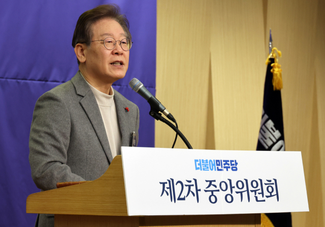 더불어민주당 이재명 대표가 7일 국회에서 열린 중앙위원회에서 인사말을 하고 있다. 연합뉴스