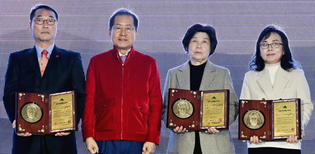 왼쪽부터 대상 수상자인 홍종열씨,홍준표 대구시장,본상 수상자인 박정식씨,정미영씨. 대구시 제공