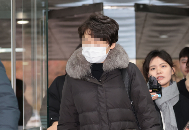 수사 무마 대가로 거액의 뇌물을 수수한 혐의를 받는 김모 경무관이 7일 오전 서울 서초구 중앙지방법원에서 열린 두번째 구속 전 피의자 심문(영장실질심사)을 위해 법정으로 향하고 있다. 연합뉴스