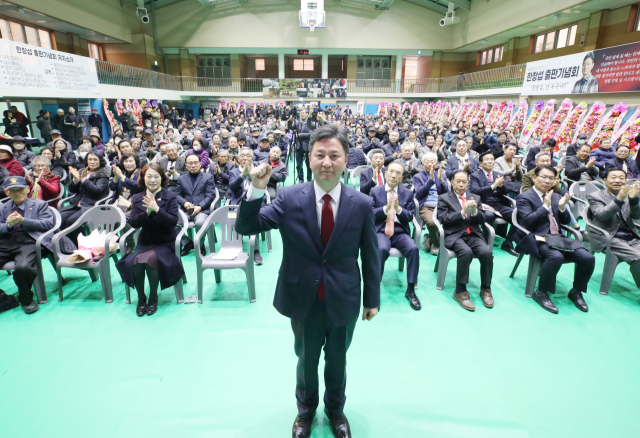 지난 6일 상주고등학교 실내체육관에서 한창섭 전 행안부 차관이 자신의 저서 출판기념회에 참석한 지지자들 앞에서 주먹을 불끈 쥐어 보이고 있다. 한창섭 전 차관측 제공