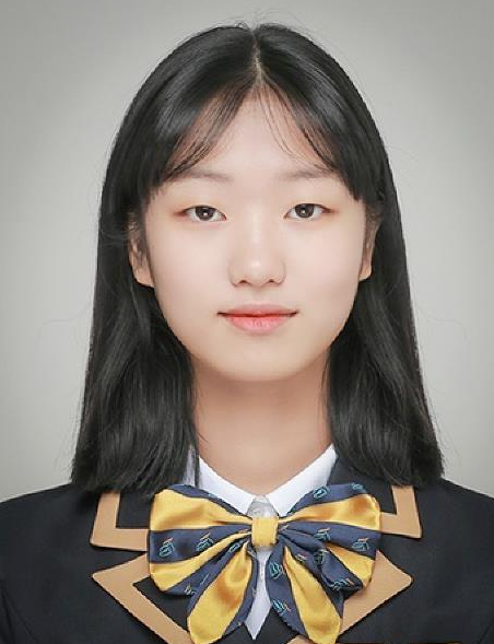 용인한국어외국어대 부설 고등학교 졸업생 유리아 양. 연합뉴스