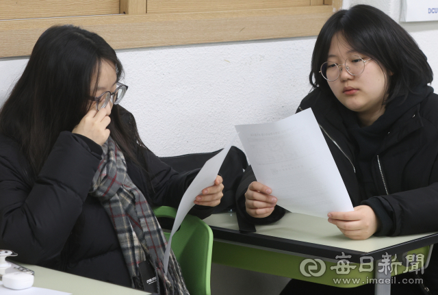 2024학년도 대학수학능력시험 성적표가 응시생들에게 배부된 지난 8일 대구 중구 경북여자고등학교 3학년 교실에서 수험생들이 수능 성적표를 확인하고 있다. 성일권 기자 sungig@imaeil.com