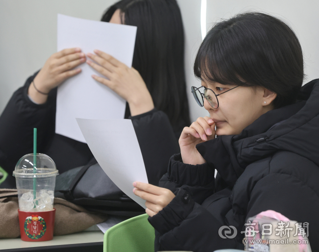 2024학년도 대학수학능력시험 성적표가 응시생들에게 배부된 8일 대구 중구 경북여자고등학교 3학년 교실에서 수험생들이 수능 성적표를 확인하고 있다. 성일권 기자 sungig@imaeil.com
