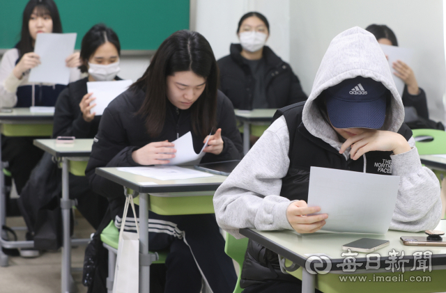 2024학년도 대학수학능력시험 성적표가 응시생들에게 배부된 8일 대구 중구 경북여자고등학교 3학년 교실에서 수험생들이 수능 성적표를 확인하고 있다. 성일권 기자 sungig@imaeil.com