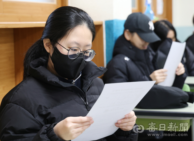2024학년도 대학수학능력시험 성적표가 응시생들에게 배부된 지난 8일 대구 중구 경북여자고등학교 3학년 교실에서 수험생들이 수능 성적표를 확인하고 있다. 성일권 기자 sungig@imaeil.com