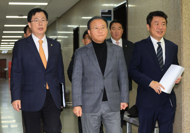 국민의힘 윤재옥 원내대표와 이만희 사무총장, 유의동 정책위의장이 8일 오전 국회에서 열린 원내대책회의에 참석하고 있다. 연합뉴스