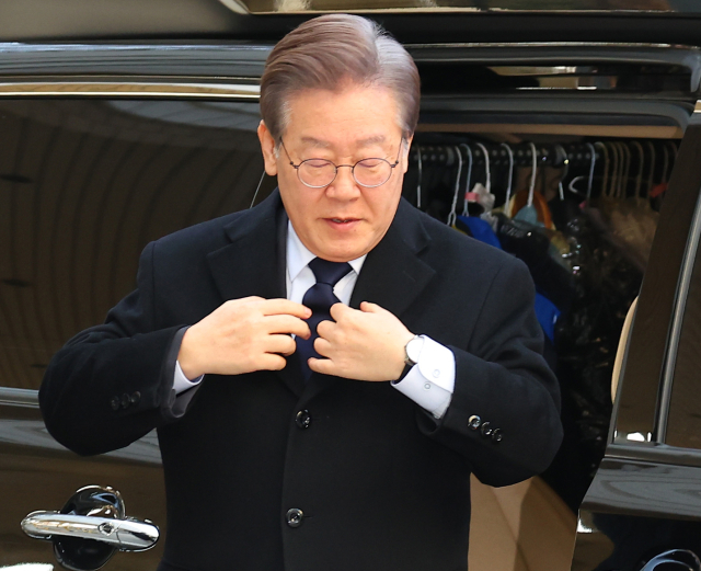 더불어민주당 이재명 대표가 8일 오전 서울중앙지법에서 열린 공직선거법 위반 관련 1심 속행공판에 출석하고 있다. 연합뉴스