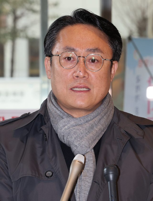 강도형 해양수산부 장관 후보자가 7일 오전 서울 마포구 인사청문회 준비 사무실로 출근하며 취재진의 질문에 답하고 있다. 연합뉴스
