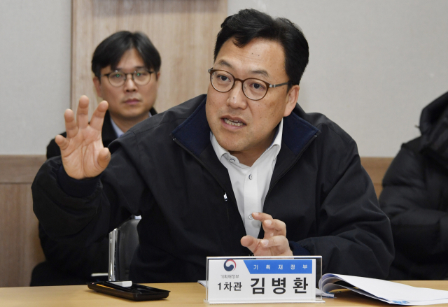 김병환 기획재정부 차관이 8일 광주 서구 양동시장에서 열린 시장 상인과의 간담회를 주재하고 있다. 연합뉴스