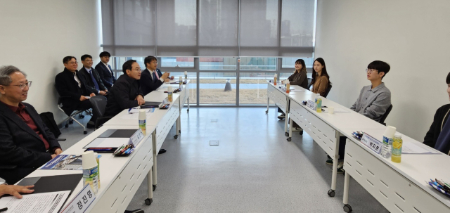 김오진 국토교통부 제1차관이 8일 대구 중구 대구행복기숙사를 방문해 입주생들과 간담회를 하고 있다. 연합뉴스