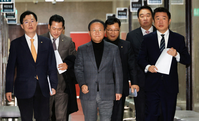 국민의힘 윤재옥 원내대표와 이만희 사무총장, 유의동 정책위의장 등이 8일 오전 국회에서 열린 원내대책회의에 참석하고 있다. 연합뉴스