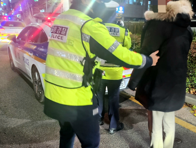 7일 오후 11시 대구시 수성구 수성경찰서 앞에서 음주단속에 적발된 한 시민이 조서 작성을 위해 경찰과 동행하고 있다. 이정훈 수습기자