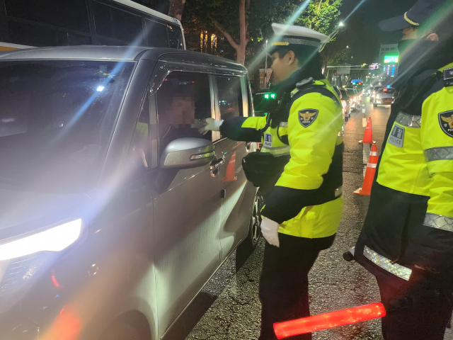 7일 오후 10시 대구시 수성구 수성경찰서 앞 달구벌대로에서 경찰들이 대로 음주단속에 나서고 있다. 이정훈 수습기자