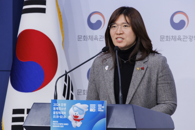 장미란 문화체육관광부 2차관이 7일 오전 서울 종로구 정부서울청사 별관에서 대한민국 관광 수출 혁신전략을 발표하고 있다. 정부는 8일 오후 광주광역시에서 한덕수 국무총리 주재로 제8차 국가관광전략 회의를 개최해 코로나19 이후 급감한 외국인 관광객 2천만 명 유치와 관광 수입 245억 달러 달성을 위한 방안을 확정했다. 연합뉴스