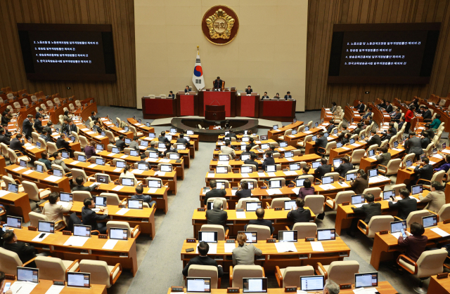 8일 오후 국회에서 열린 본회의에서 '노조법 및 방송 3법' 등에 대한 재의의 건이 상정되고 있다. 연합뉴스