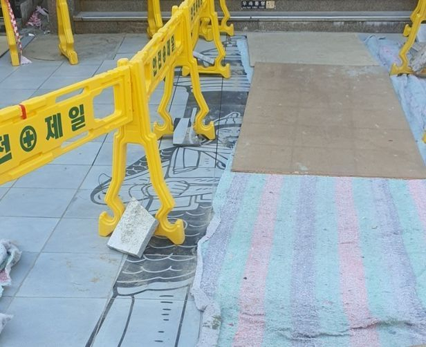 이순신 장군이 그려져 있었던 바닥 타일. 연합뉴스