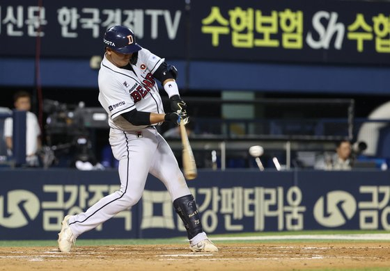 2023 프로야구 삼성 라이온즈와 두산 베어스의 경기. 4회초 2사 1루 두산 박유연이 1타점 2루타를 치고 있다. 연합뉴스