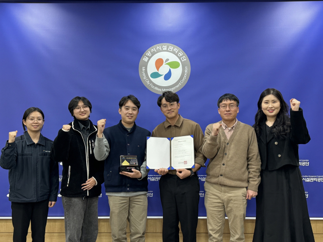 밀양시시설관리공단 직원들이 재해경감우수기업 인증 취득 후 기념촬영을 하고 있다. 밀양시 제공