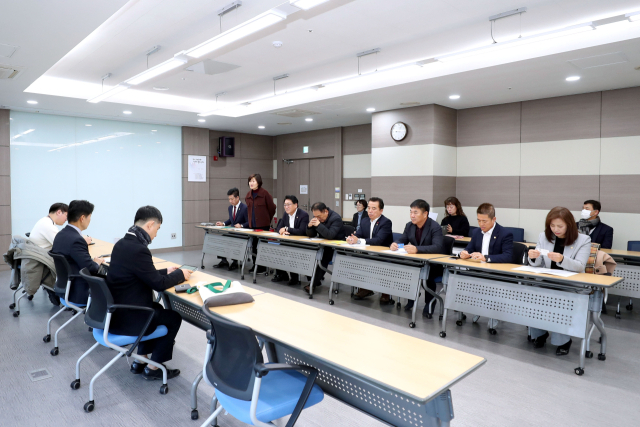 성주군의원들이 서흥원 청장 등 대구지방환경청 관계자들에게 성주폐기물매립장 안정화 마무리 사업비를 확보할 것을 촉구하고 있다. 성주군의회 제공
