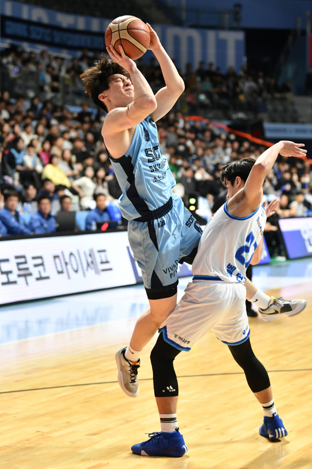 10일 고양에서 열린 2023-2024 KBL 대구 한국가스공사 페가수스와 고양 소노 스카이거너스의 경기. 고양 소노의 이정현이 가스공사 샘조세프 벨란겔을 앞에 둔 채 슛을 시도하고 있다. KBL 제공