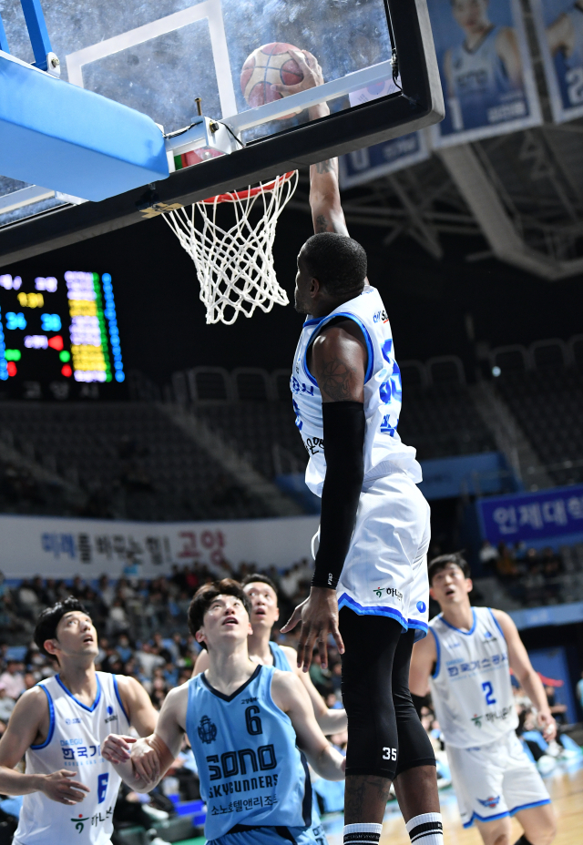 대구 한국가스공사 페가수스의 듀반 맥스웰이 10일 고양에서 열린 2023-2024 KBL 고양 소노 스카이거너스와의 경기에 출전해 덩크를 성공시키고 있다. KBL 제공