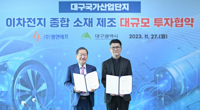 엘앤에프와 대구시가 지난달 27일 달성군 대구국가산단 엘앤에프 구지3공장에서 2조5천500억원 규모의 신규 투자협약을 체결했다. 회사 측은 대구국가산단 2단계 구역에 이차전지 소재 클러스터를 조성할 계획이다. 연합뉴스