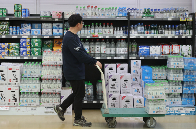 지난달 맥주와 소주 물가 상승률이 대폭 높아진 것으로 나타났다. 양주 물가 상승률도 10%에 육박하며 맥주·소주와 마찬가지로 9개월 만에 최대를 기록했다. 10일 통계청 국가통계포털에 따르면 지난달 맥주의 소비자물가지수는 112.45로 지난해 동월 대비 5.1% 올랐다. 사진은 이날 서울 시내 대형마트에 주류 판매대 모습. 연합뉴스