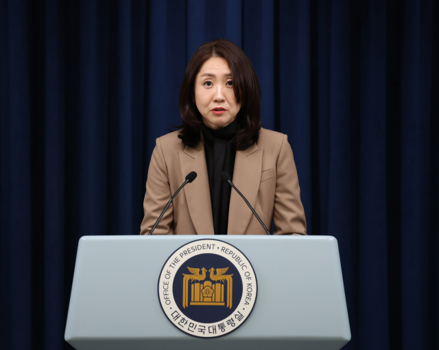 김수경 대통령실 대변인이 10일 서울 용산 대통령실 청사에서 현안 브리핑을 하고 있다. 연합뉴스