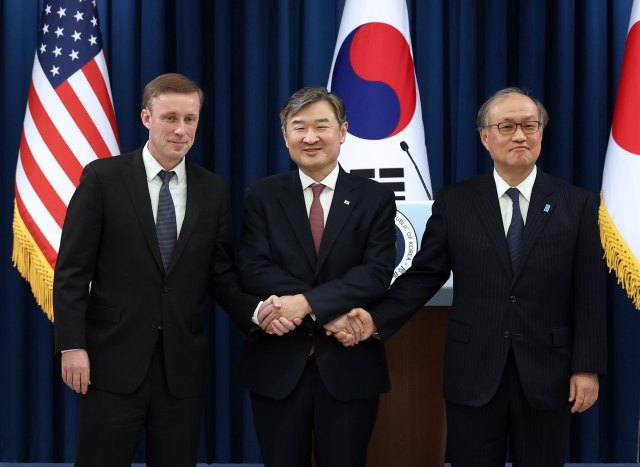 조태용 국가안보실장(가운데)과 제이크 설리번 미국 백악관 국가안보보좌관(왼쪽), 아키바 다케오 일본 국가안전보장국장이 9일 오전 서울 용산 대통령실 청사에서 한미일 안보실장회의 공동 브리핑을 마친 뒤 기념촬영 때 손을 맞잡고 있다. 연합뉴스