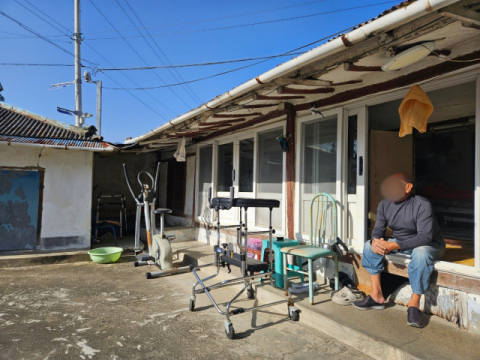 [성금내역] 포항 지진으로 무너진 집 고치다 몸 다친 김칠만 씨에게 2,193만원 전달