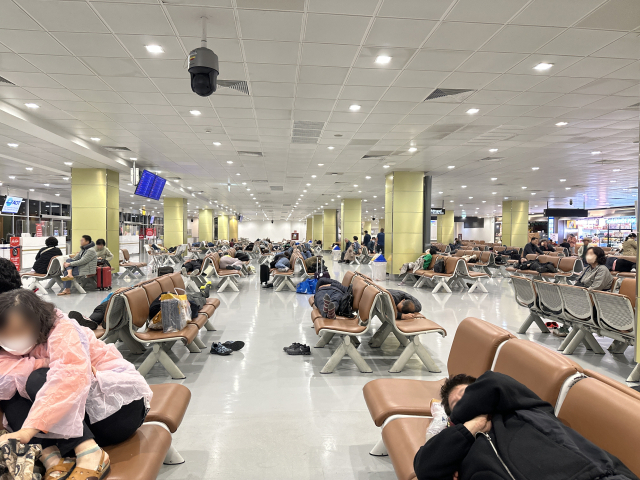 방콕 돈무항 국제공항 항공기 탑승 게이트앞에서 티웨이항공 TW184편에서 하기한 승객들이 8시간 넘게 대기하고 있다. 독자제공.