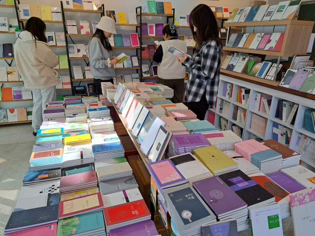 산아래 시를 찾은 시민들이 시집을 구경하고 있다. 산아래 시 제공.