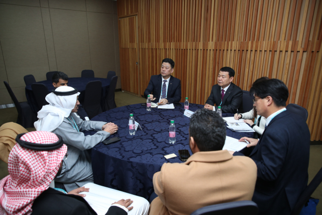 한국수자원공사 윤석대 사장(사진의 오른쪽 세 번째)과 사우디아라비아 환경수자원농업부 알샤이바니 압둘라지즈 무하렙 차관(Al-Shibani, Abdulaziz Muhareb, 사진의 왼쪽 두 번째)을 포함한 양 기관 관계자들이 협력 사항을 모색하며 논의를 진행하고 있다. 사진=한국수자원공사 제공