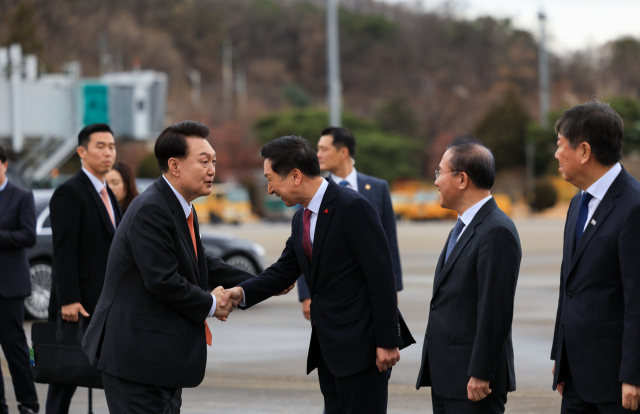 네덜란드를 국빈 방문하는 윤석열 대통령이 11일 경기 성남 서울공항에서 출국에 앞서 국민의힘 김기현 대표 등 환송 인사들과 차례로 악수하고 있다. 연합뉴스