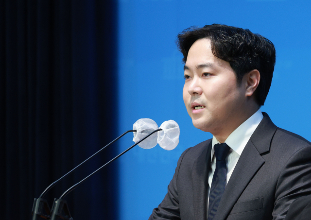 김인규 전 대통령 정무수석실 행정관이 11일 국회 소통관에서 기자회견을 열고 부산 서·동구 출마 선언을 하고 있다. 김 전 행정관은 김영삼 전 대통령의 손자다. 연합뉴스