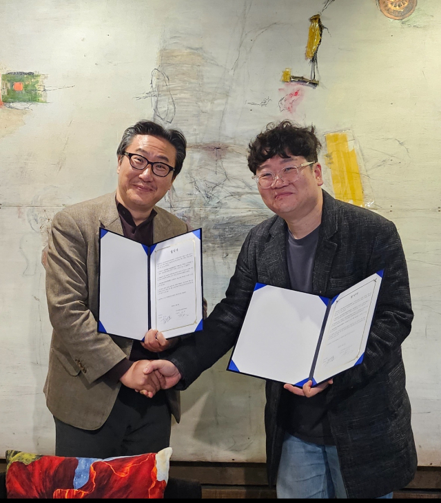 왼쪽부터 김건표 대경대 연극영화과 교수, 극작가 정범철. 한국희곡 제공.