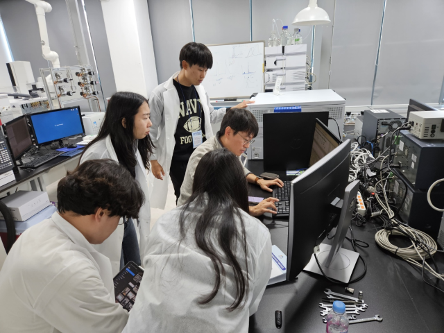 식품실무교육 중 유해물질분석 실습장면. 사진=한국식품산업클러스터진흥원 제공