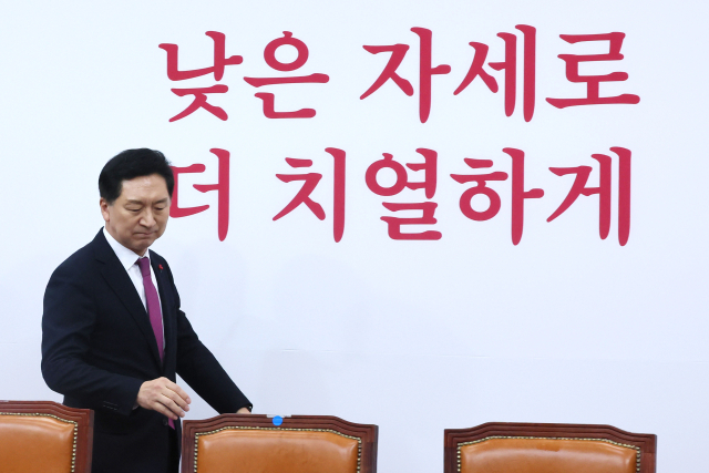 국민의힘 김기현 대표가 11일 국회에서 열린 최고위원회의에 참석하고 있다. 연합뉴스