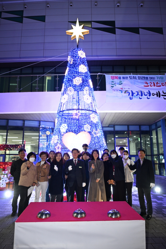 지난 8일 부산 기장군 정관읍 정관도서관 앞에서 