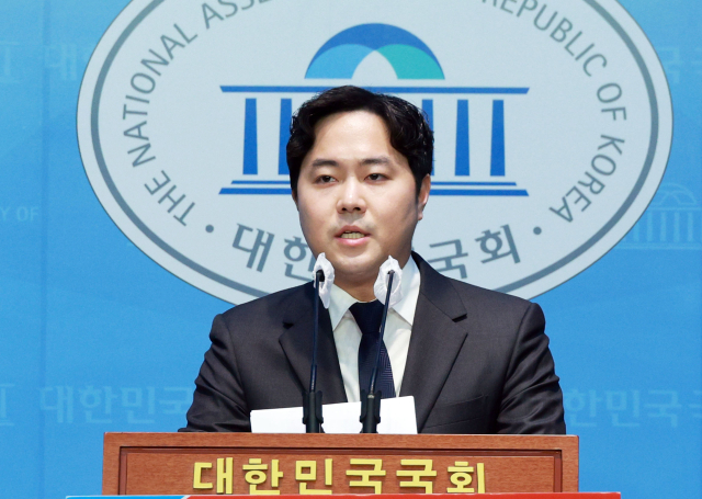 김인규 전 대통령 정무수석실 행정관이 11일 국회 소통관에서 기자회견을 열고 부산 서·동구 출마 선언을 하고 있다. 김 전 행정관은 김영삼 전 대통령의 손자다. 연합뉴스