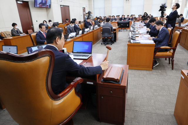 8일 국회에서 열린 행정안전위원회 전체회의에서 김교흥 위원장이 의사봉을 두드리고 있다. 연합뉴스