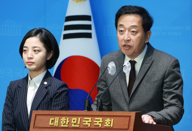 정의당 류호정 의원과 금태섭 새로운선택 창당준비위원장이 11일 오전 국회 소통관에서한국 사회 젠더 갈등의 해결책으로 