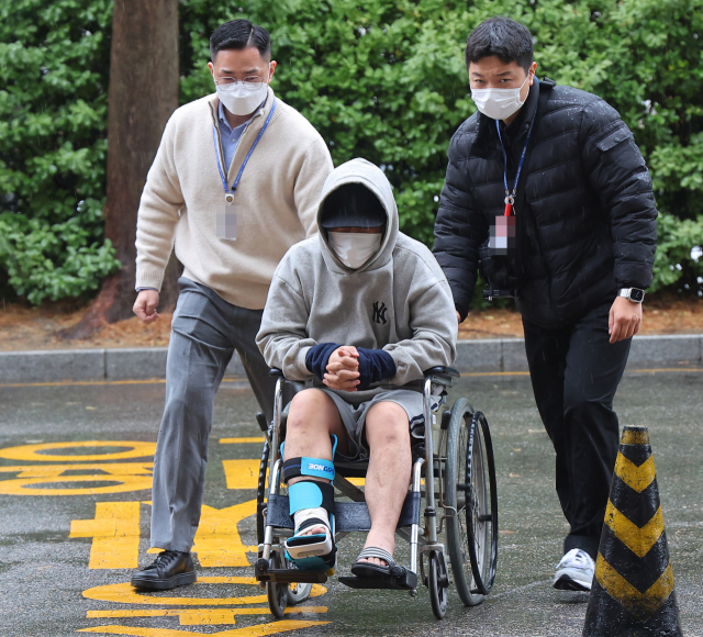 여성의 집에 몰래 침입해 성폭행을 시도한 30대 남성 A씨가 11일 오후 인천시 미추홀구 인천지방법원에서 열린 구속 전 피의자 심문(영장실질심사)에 휠체어를 타고 출석하고 있다. 연합뉴스