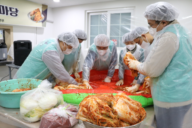 지난 5일 가정종합사회복지관은 교보생명 대구FP본부와 함께 지역 독거어르신과 저소득가정 1천260세대에 김장김치를 전달했다. 가정복지회 제공