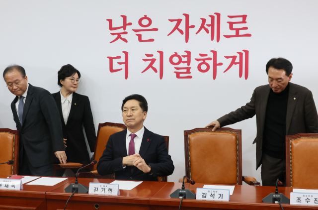 국민의힘 김기현 대표가 11일 국회에서 열린 최고위원회의에 참석하고 있다. 연합뉴스